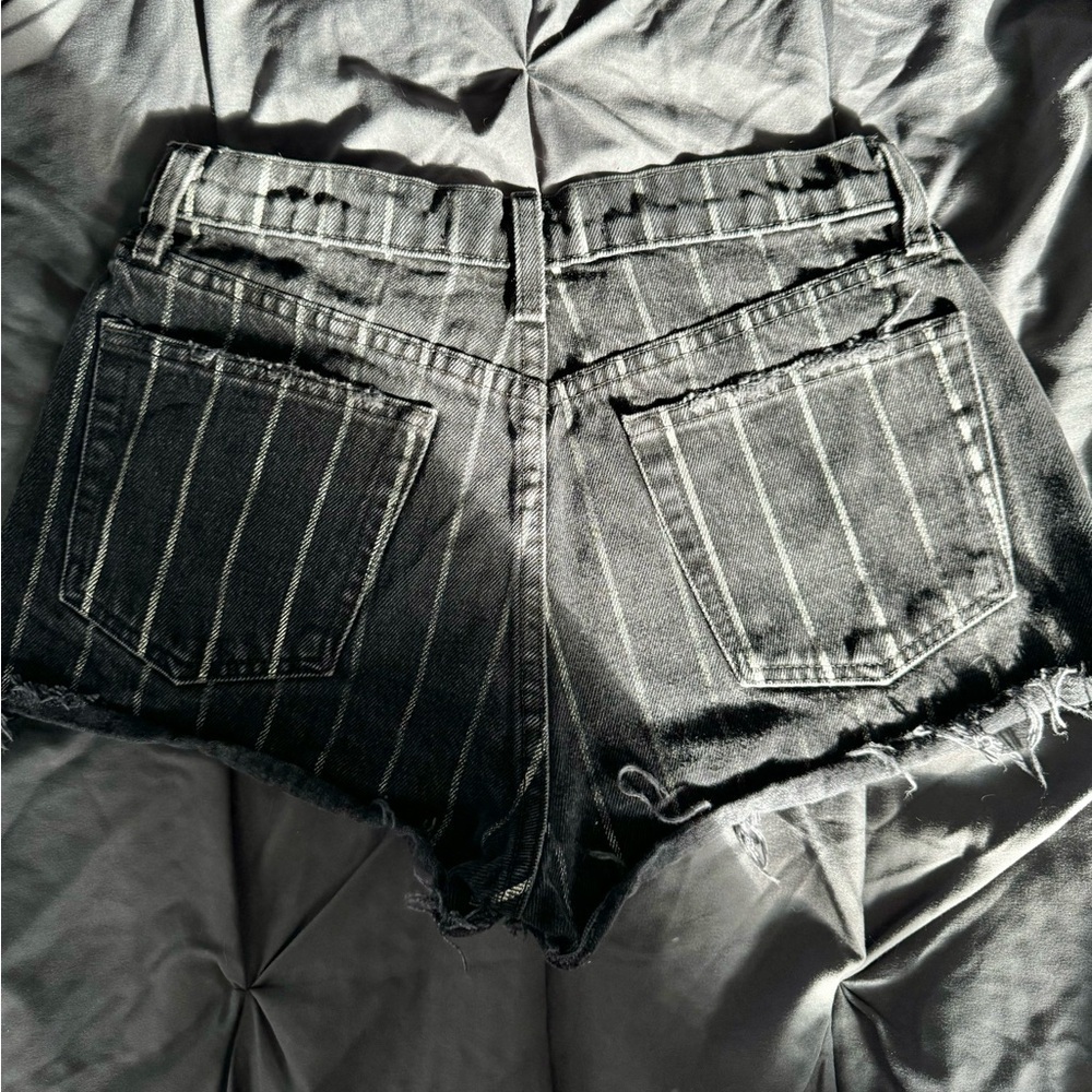 Reformation Dixie short black with white stripes.
Size 25 - Picture 7 of 8